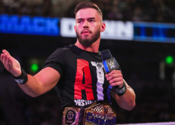 Austin Theory confronta a un periodista en Australia que trató al wrestling como algo "falso"