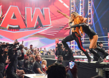 Trish Stratus habla sobre su rivalidad con Becky Lynch