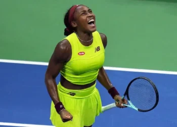 Coco Gauff posa con el cinturón de WWE tras vencer el US Open de tenis