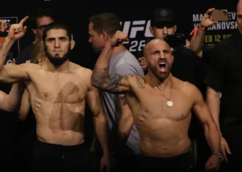 Charles Oliveira, fuera de UFC 294 y Alexander Volkanovski se enfrentará a Islam Makhachev
