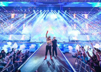 Roman Reigns retiene el Campeonato Universal Indiscutido ante LA Knight en Crown Jewel 2023