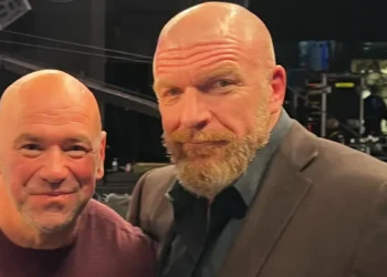 Triple H, Dana White y Nick Khan asisten a un evento de boxeo