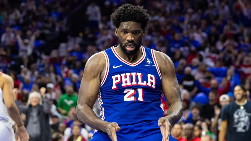 Triple H invita a Joel Embiid a WrestleMania 40 tras ser multado por hacer el 'Suck it' en un partido de la NBA