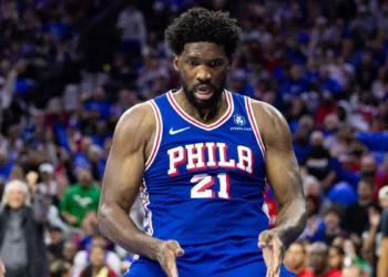 Triple H invita a Joel Embiid a WrestleMania 40 tras ser multado por hacer el 'Suck it' en un partido de la NBA