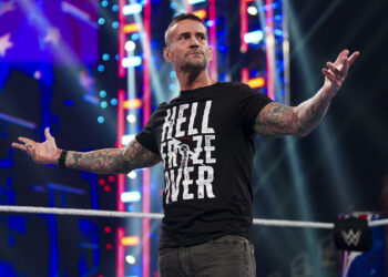 CM Punk publica una imagen de All In 2023 y tapa el logo de AEW