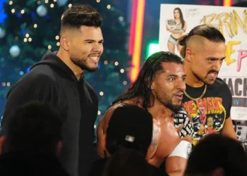 Angel Garza y Humberto Carrillo regresan a SmackDown y se unen a Santos Escobar