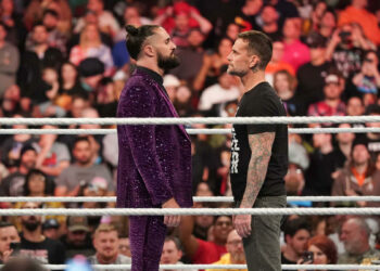 Seth Rollins continúa criticando a CM Punk: "Mente frágil"