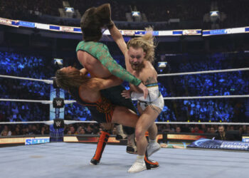 Tyler Bate debuta en SmackDown para hacer equipo con Butch