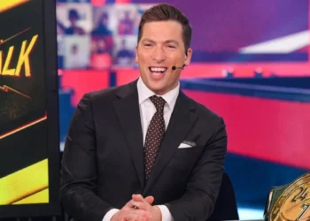 Tras su llegada a WWE en el año 2021, Kevin Patrick fue ascendiendo posiciones hasta convertirse en el comentarista de Raw.