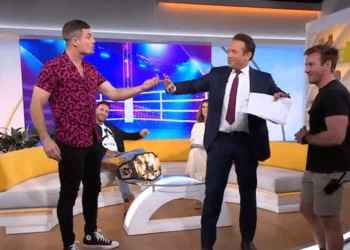 Grayson Waller se molestó en directo con periodistas que no se tomaron en serio el wrestling