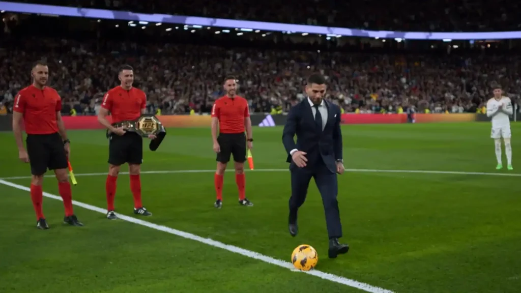 Ilia Topuria hace el saque de honor en el Santiago Bernabéu el 25 de febrero de 2024.