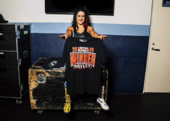 Bayley afirma que su ausencia en el banner de WrestleMania 40 le afectó