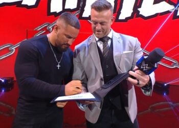 Bron Breakker firma con WWE SmackDown