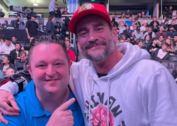 CM Punk asiste a UFC 298