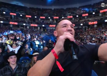 Michael Chandler aparece en WWE RAW y vuelve a retar a Conor McGregor para enfrentarse en UFC