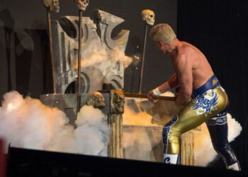 Triple H le resta importancia al momento de Cody Rhodes rompiendo un trono con un mazo en AEW