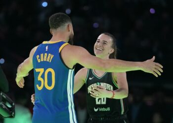 Varias celebridades y jugadores de NBA posaron con el Campeonato de WWE en el All Star