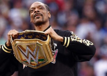 Justin Bieber, Khloe Kardashian y más celebridades posan con el Golden Title de WWE durante la Super Bowl LVIII