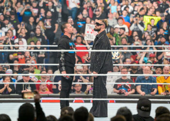 CM Punk estará en la mesa de comentarios en el combate entre Seth Rollins y Drew McIntyre en WrestleMania 40