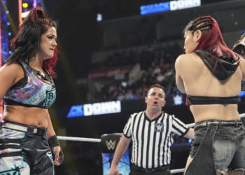 Bayley promociona su combate en WrestleMania XL publicando un antiguo mensaje de texto con IYO SKY