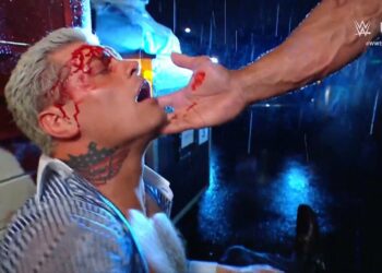 The Rock hace sangrar a Cody Rhodes en WWE RAW: “Mira a tu chico, Mama Rhodes”