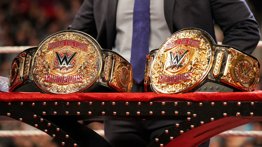 Triple H presenta el Campeonato Mundial por Parejas de WWE en RAW
