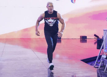 Cody Rhodes da un adelanto de su atuendo para la Noche 1 de WrestleMania XL