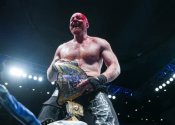 Jon Moxley, sobre los fans que esperaban su aparición en WrestleMania 40: "Estaba dormido en Japón"
