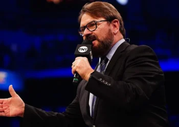 Tony Schiavone tilda de idiotas a los aficionados que critican a AEW: "Hay muchos bots por ahí"