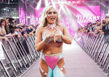 Tiffany Stratton firma con la agencia de representación Paradigm 