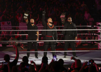 Solo Sikoa reacciona al ataque de Roman Reigns a The Bloodline en WWE SmackDown