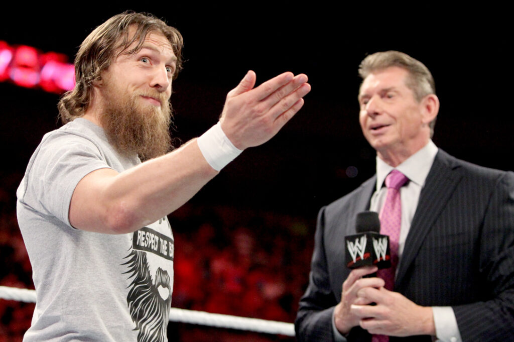 Bryan Danielson recuerda como Vince McMahon le comunicó tras WrestleMania 30 que Roman Reigns tomaría su lugar