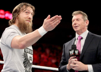 Bryan Danielson recuerda como Vince McMahon le comunicó tras WrestleMania 30 que Roman Reigns tomaría su lugar