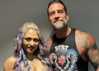 Giulia publica una imagen con CM Punk en backstage: “Todo un honor”
