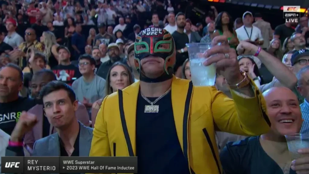 Dominik y Rey Mysterio acuden por separado a UFC 306