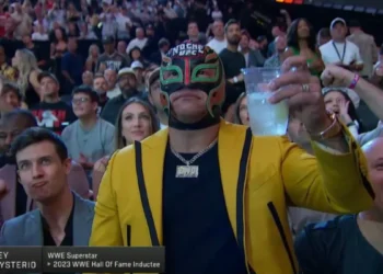 Dominik y Rey Mysterio acuden por separado a UFC 306