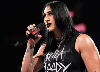 Rhea Ripley "explota" en redes sociales tras ser rodeada por fans en París