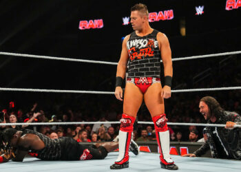 The Miz traiciona a R-Truth en WWE RAW