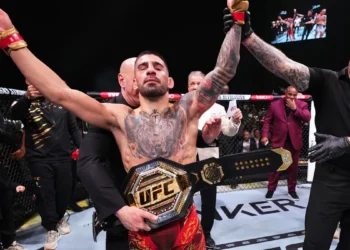 Ilia Topuria retiene el título de peso pluma siendo el primer peleador que noquea a Holloway