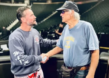 CM Punk insinúa que podría unirse a Jesse Ventura como comentarista en Saturday Night’s Main Event
