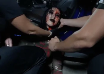 Rhea Ripley recibe una paliza de Liv Morgan y Raquel Rodriguez en WWE NXT