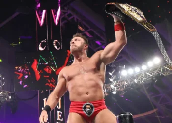 LA Knight admite que improvisar le ha generado algunos problemas con WWE