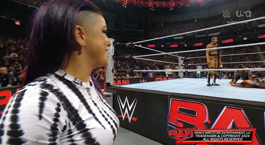 Bianca Belair le da la ventaja a su equipo en WarGames con la ayuda de Bayley