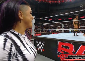 Bianca Belair le da la ventaja a su equipo en WarGames con la ayuda de Bayley