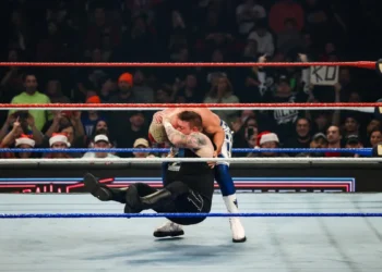 Razón por la que Kevin Owens atacó a Cody Rhodes cuando WWE Saturday Night's Main Event salió del aire