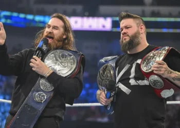 Kevin Owens reacciona a la victoria de Sami Zayn para ganar el Campeonato de Estados Unidos