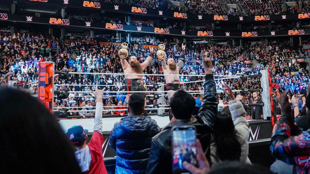 Triple H felicita a The War Raiders por ganar los Campeonatos Mundiales por Parejas en WWE RAW