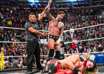 CM Punk responde a las críticas por excederse de tiempo en su combate con Seth Rollins en el debut de Raw en Netflix