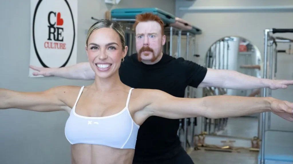 Sheamus hace pilates junto a Maxxine Dupri en un video de su canal de YouTube