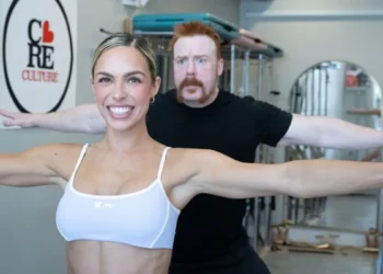 Sheamus hace pilates junto a Maxxine Dupri en un video de su canal de YouTube